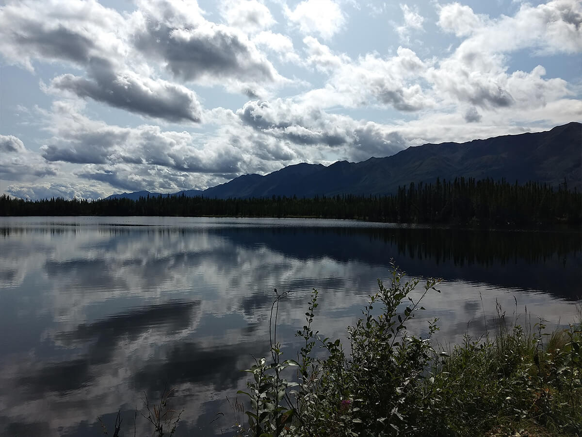 Lake and moutains