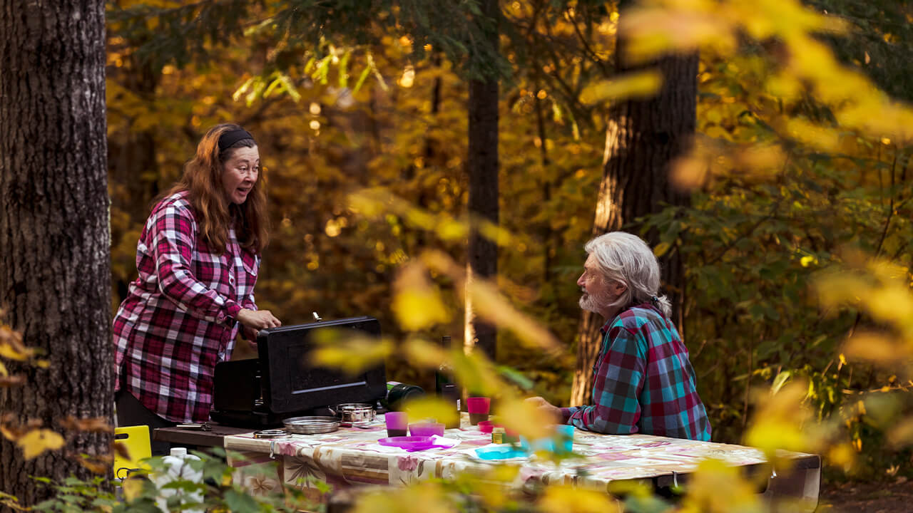 couple talking while preparing a meal