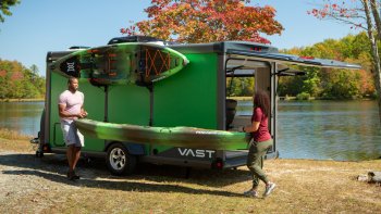 people putting kayak on the side from the VAST